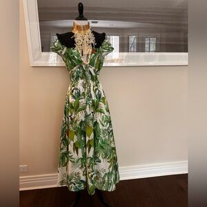 Beautiful tropical/ jungle print dress in excellent condition. Non smoking home.